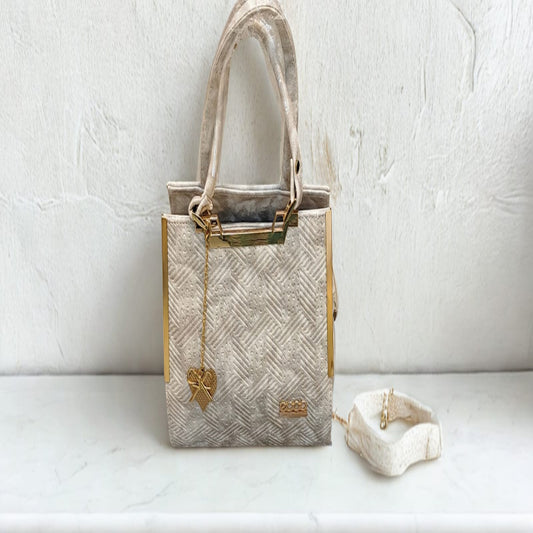 ELEGANT SILVER TEXTURED HANDBAG